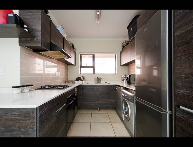 3 BEDROOM APARTMENT RENTED IN OLIVEDALE
